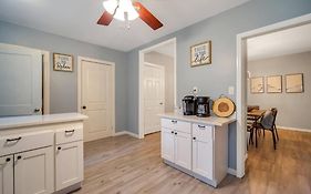 New Cheerful Renovated Home - 5 Min To Downtown!